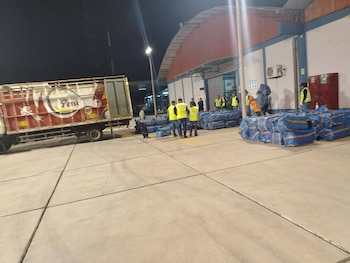 Sacas de ropa y cigarrillos