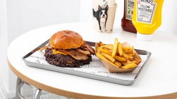 Triple bacon cheese smash burger de wagyu japonés, cebolla, bacon y cheddar en pan de leche, famosa por su corteza crocante e interior jugoso