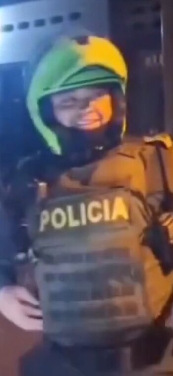 El policía sonríe incomodo al