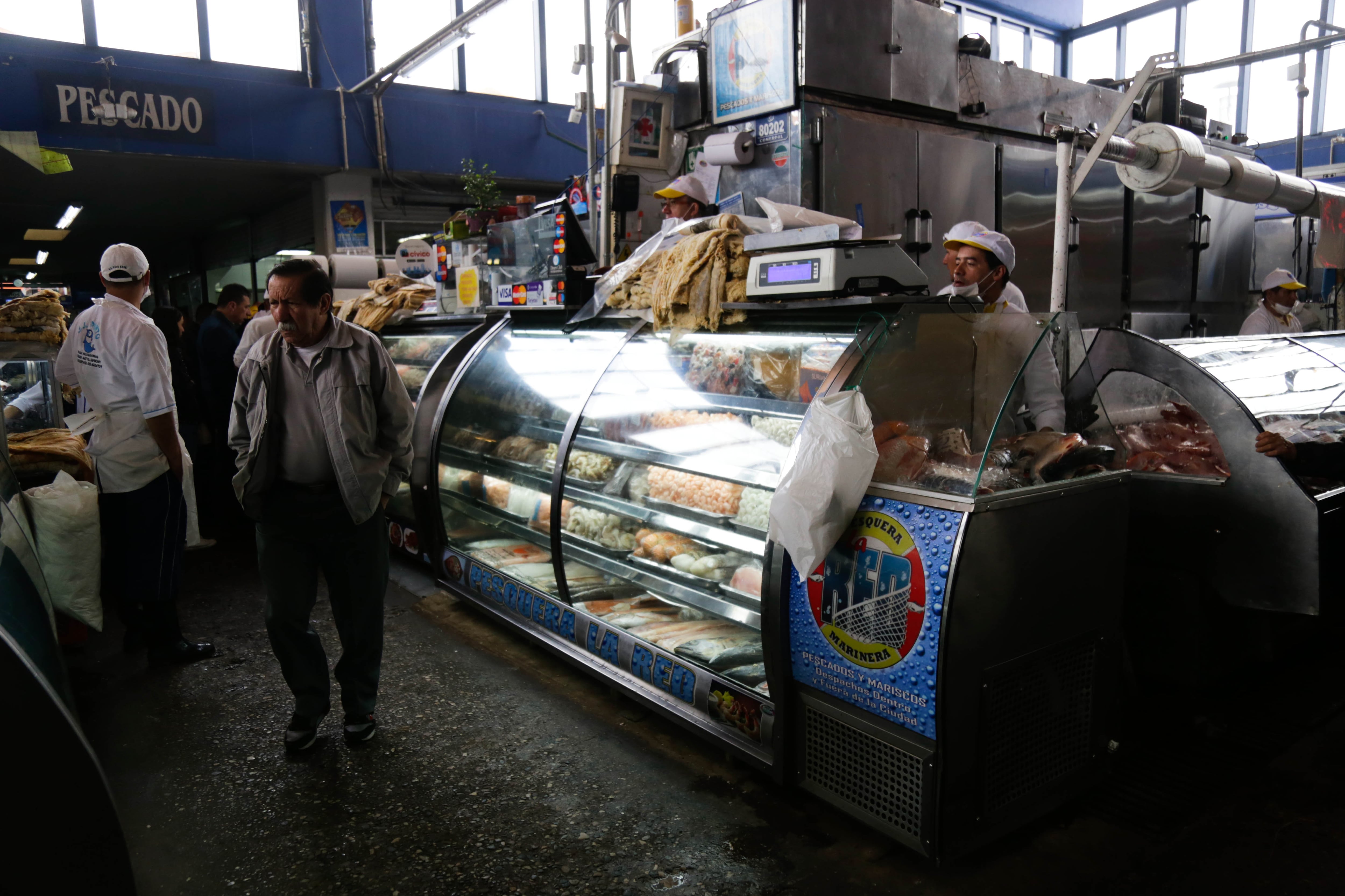 En el caso del pescado empacado, revisar que el envase esté íntegro y sin exceso de escarcha permite detectar posibles fallas en la cadena de frío- crédito Colprensa/Álvaro Tavera