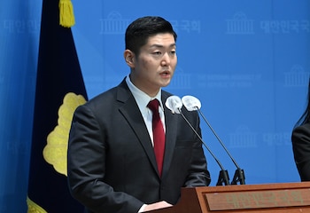 El diputado Kim Jae-sub rechazó los comentarios presidenciales y sostuvo que el mandatario responsabilizó de manera injustificada a todos los egresados de la academia (Im Se-jun/The Korea Herald)