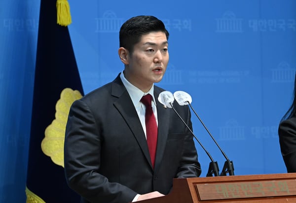 El diputado Kim Jae-sub rechazó los comentarios presidenciales y sostuvo que el mandatario responsabilizó de manera injustificada a todos los egresados de la academia (Im Se-jun/The Korea Herald)