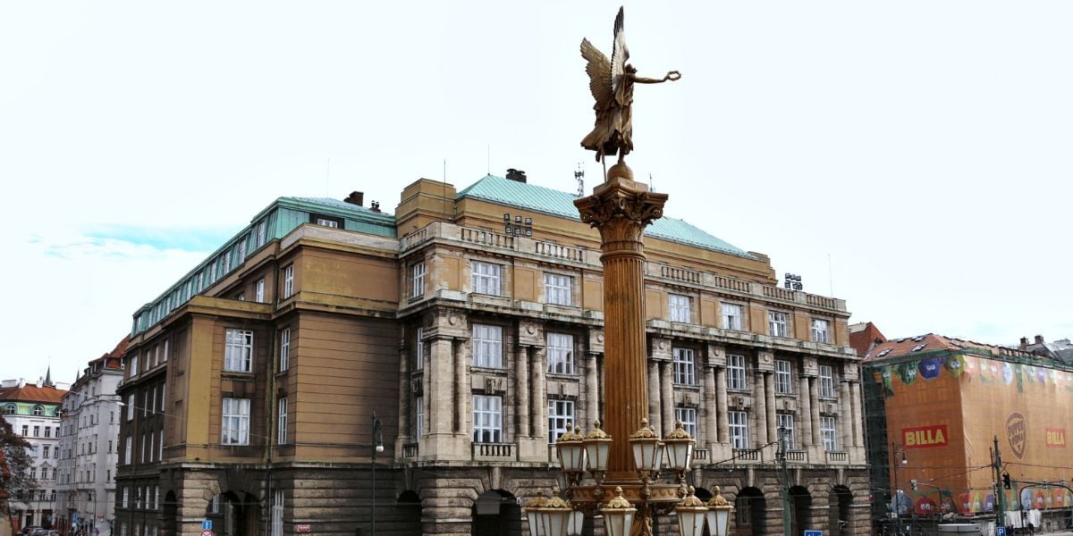 La Universidad Carolina de Praga es la institución académica más antigua de Europa Central, fundada en 1348 por Carlos IV (Wikipedia)