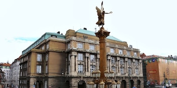 La Universidad Carolina de Praga es la institución académica más antigua de Europa Central, fundada en 1348 por Carlos IV (Wikipedia)