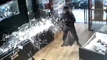 Delincuente vestido de policía martilló