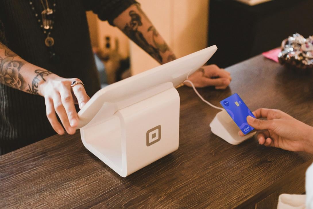 El crecimiento de los envíos de remesas peruanas al extranjero marca un cambio hacia el apoyo educativo y académico en Europa.