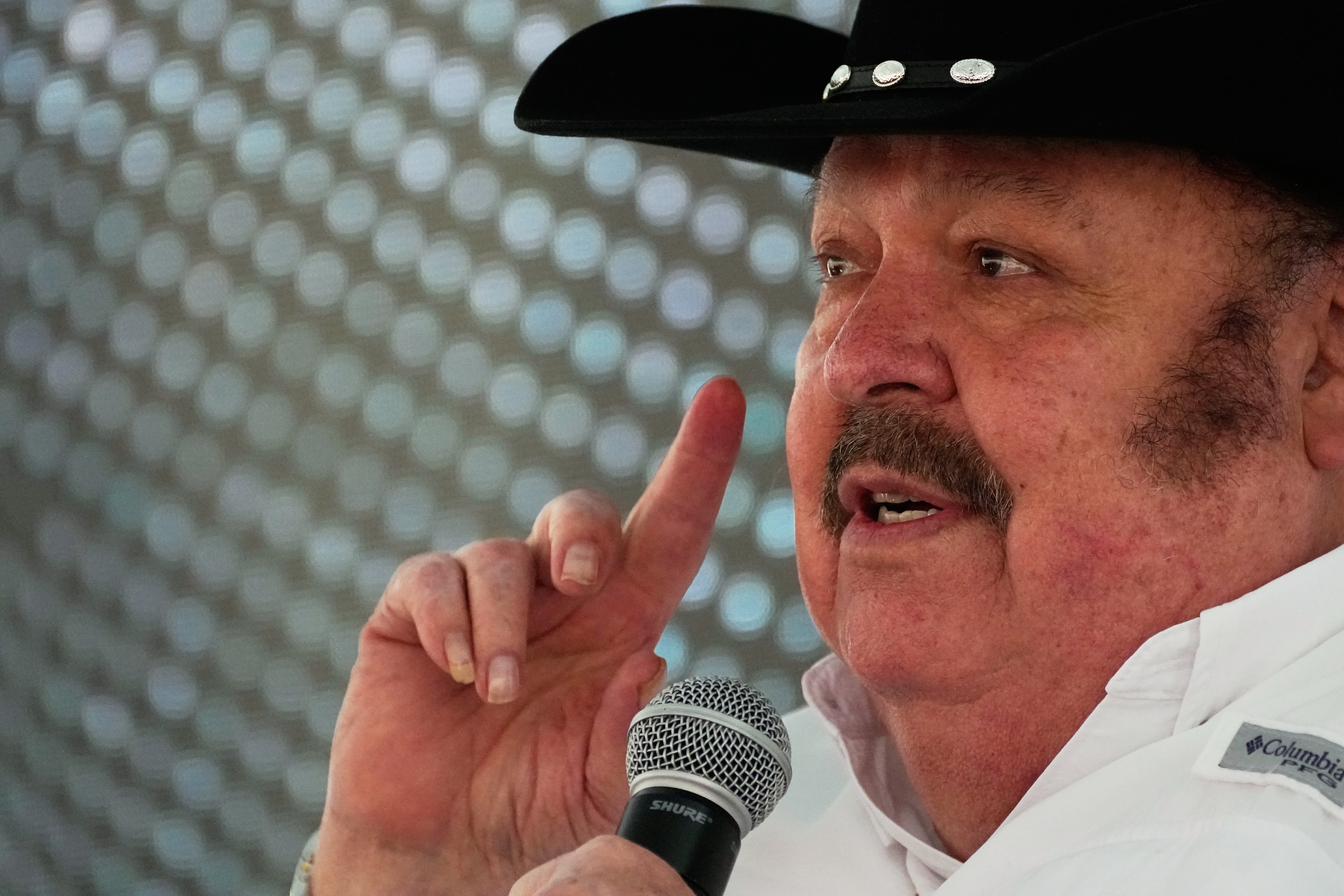 El cantante mexicano Ramón Ayala ofrece una conferencia de prensa en la Ciudad de México el jueves 17 de septiembre de 2026. (Foto AP/Marco Ugarte)