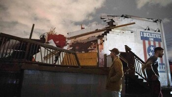 Gente observa los daños causados