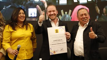 Jesús Zambrano entrega constancia a