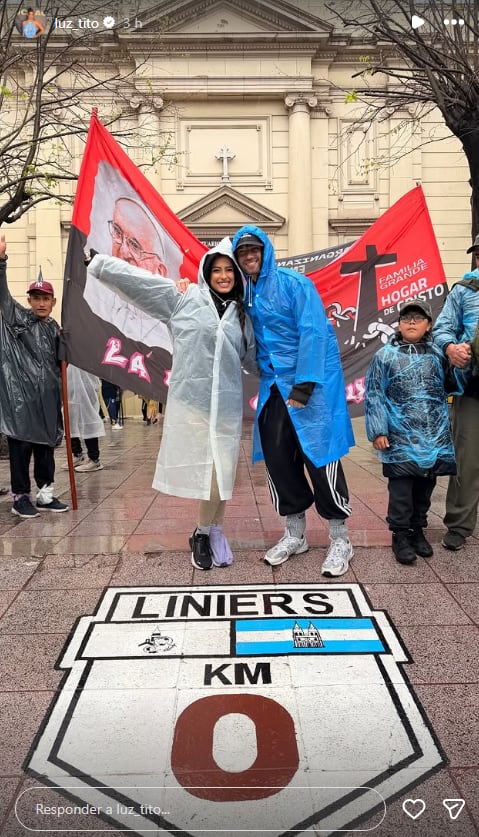 Luz Tito y Tato Algorta, en el inicio de la caminata desde Liniers