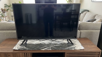Papel aluminio bajo el televisor: para qué se usa y precauciones a considerar