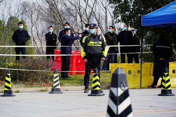 Miembros de seguridad vigilan el