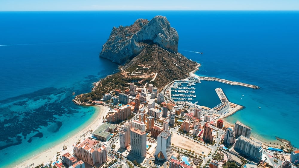 El pueblo de la Costa Blanca que guarda un tesoro romano junto al mar: playas, un casco antiguo amurallado y un mítico peñón