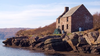 Sale a la venta la única casa de una isla remota de Gran Bretaña: perteneció a un cazatiburones, está rodeada de lagos y no tiene ningún vecino