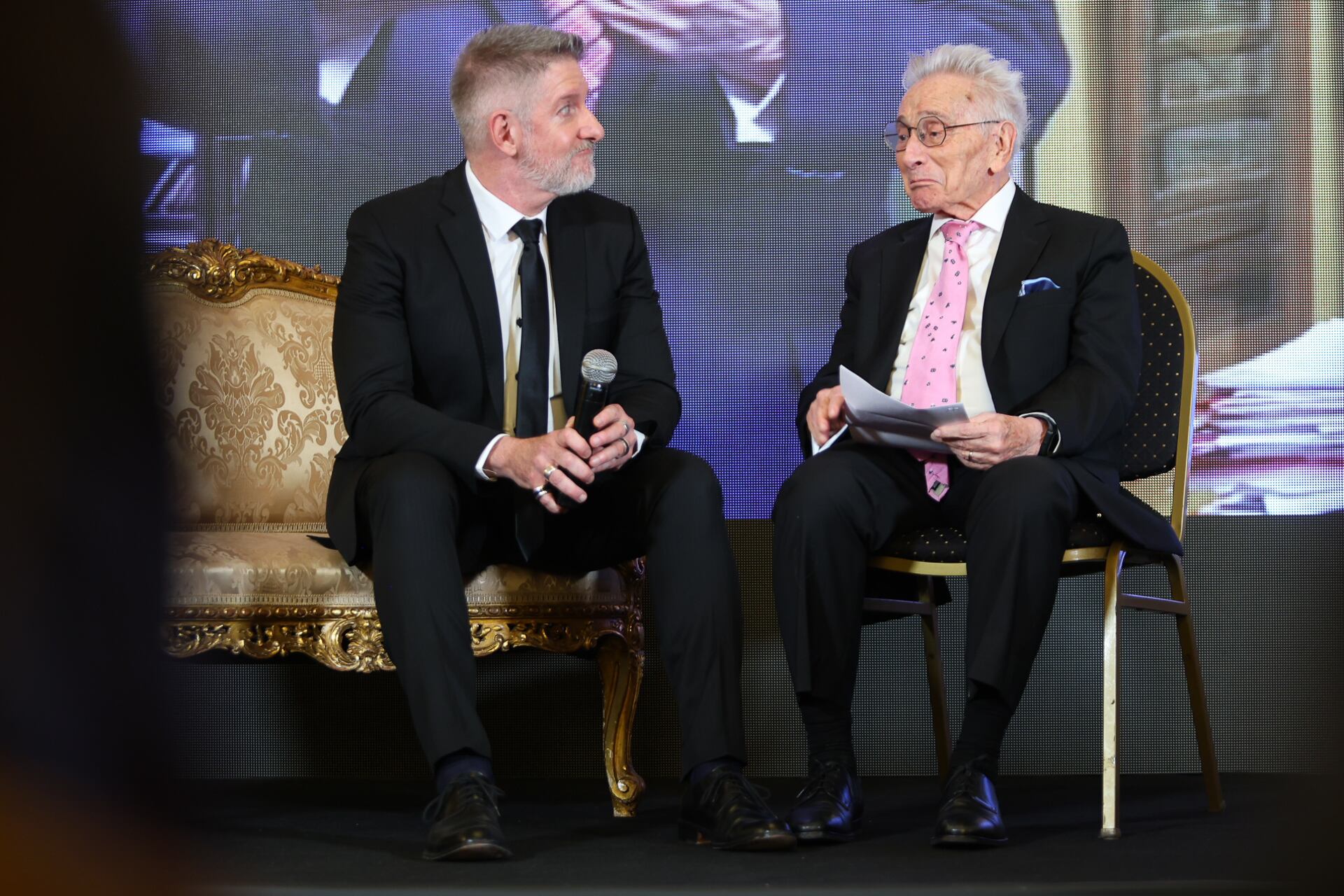 Luis Novaresio, moderador del evento, junto a Marcos Aguinis