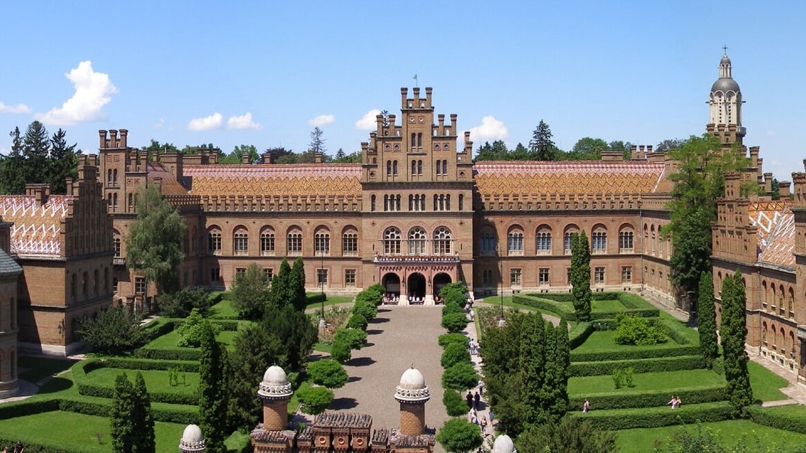 La Universidad Nacional Yuriy Fedkovych de Chernivtsi es uno de los principales conjuntos arquitectónicos del norte de Rumania. (Wikimedia Commons)