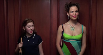 Con el mismo vestido colorido