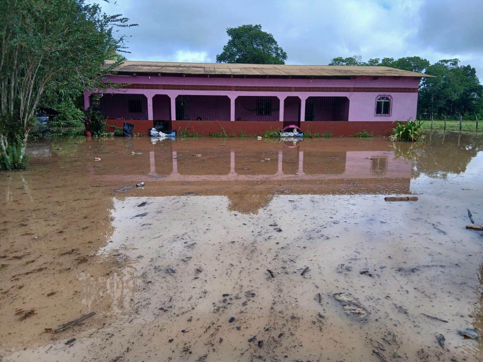 Las familias del municipio de Las Cruces en Petén buscaron refugio con parientes debido a las inundaciones. (Conred)