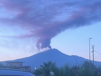 Imagen de la erupción del Etna, desde Catania (María Muñoz / Europa Press)
