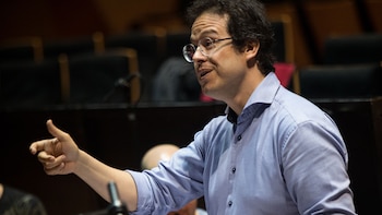 Director de orquesta Leonardo Gacía