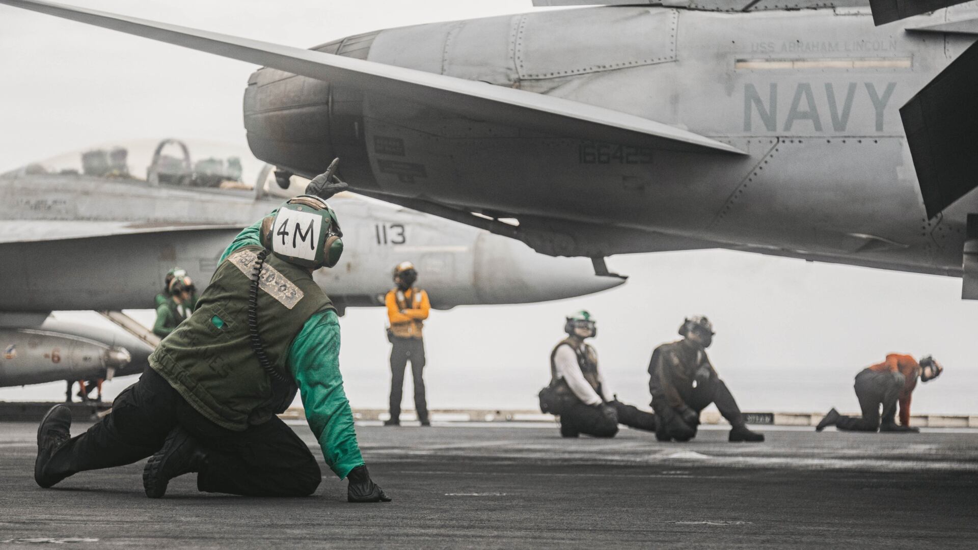 El USS Abraham Lincoln continúa sus operaciones aéreas contra objetivos militares en Irán mientras navega en aguas regionales (@CENTCOM)