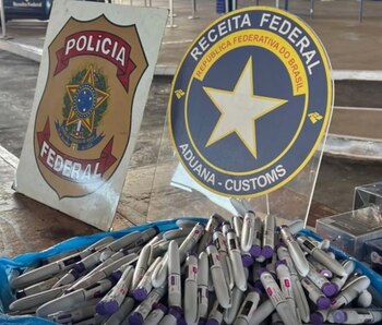 Plumas secuestradas en la frontera