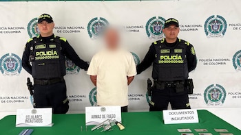En pleno velorio capturaron a un hombre con un revolver: también tenía cinco cédulas en su poder