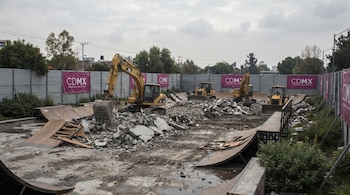 Skatepark demolido con tres excavadoras amarillas removiendo escombros de concreto y madera. Vallas grises con el logo "CDMX" del gobierno de la Ciudad de México en la parte trasera.