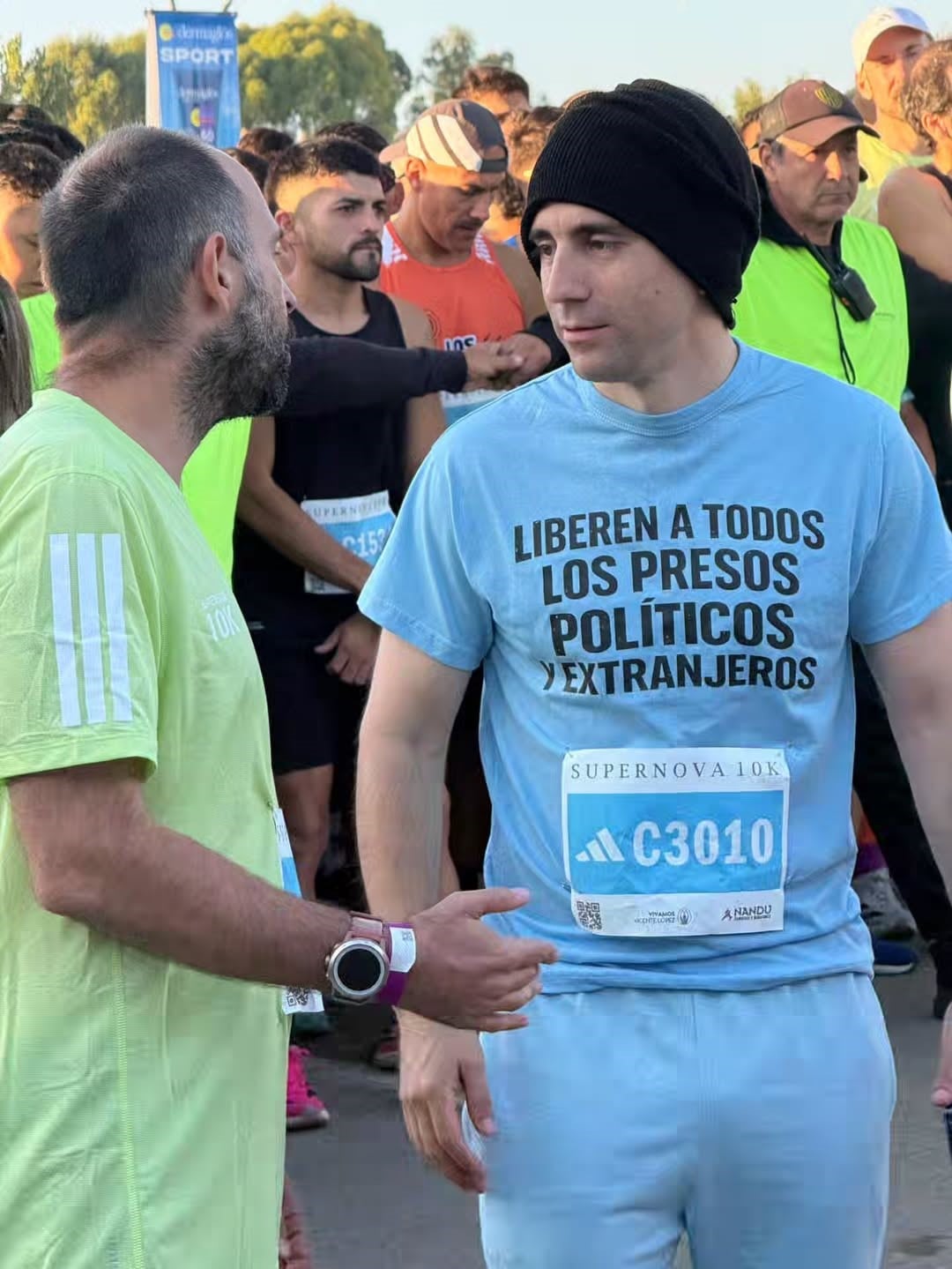 El color celeste del uniforme carcelario fue elegido por Nahuel Gallo como símbolo de solidaridad con los detenidos en El Rodeo 1 (Instagram Nahuel Gallo)