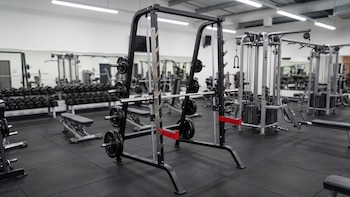 Una máquina del gimnasio le golpeó la cabeza y demandó al dueño: le reconocieron solo los gastos médicos