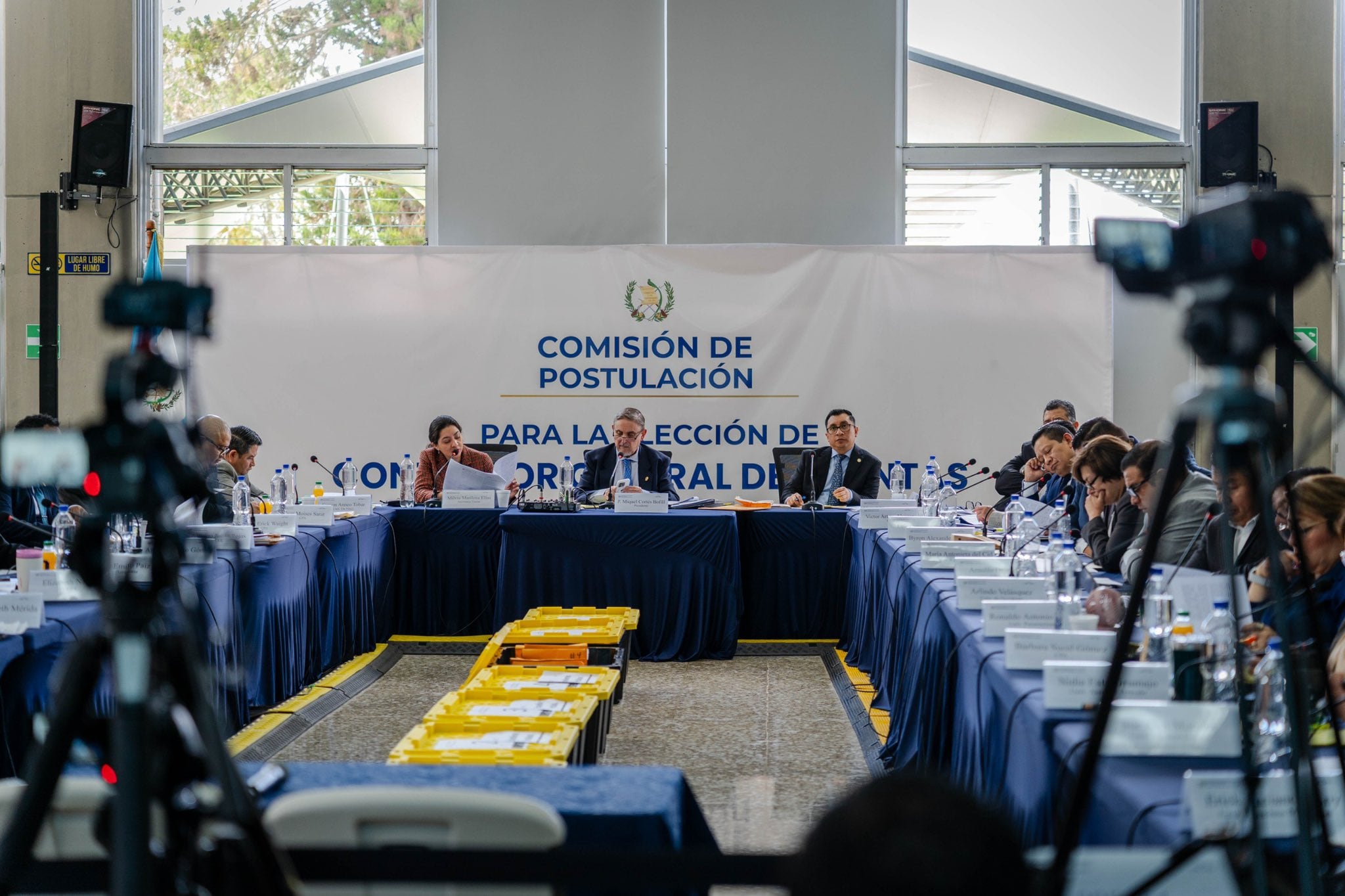 Los integrantes de la Comisión de Postulación evalúan documentos durante la sesión para la elección del Contralor General de Cuentas en Guatemala. (Miquel Cortes Bofill)