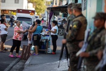 Las amenazas constantes y las llamadas desde prisión limitaban la movilidad y las operaciones comerciales en Las Margaritas. (REUTERS/Jose Cabezas)