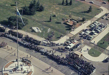 Vista aérea del acto de inauguración del Monumento Nacional a la Bandera, Rosario, 1957 (Crédito: LAPRODI-ISHIR - Hirschfeld, Herbert)