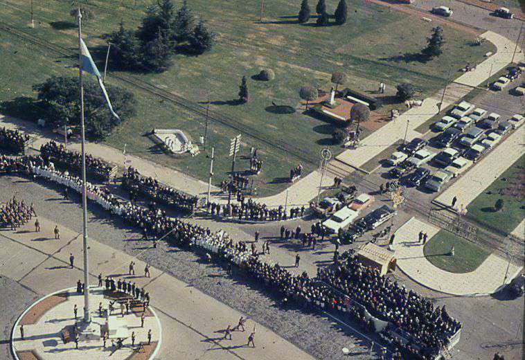 Vista aérea del acto de inauguración del Monumento Nacional a la Bandera, Rosario, 1957 (Crédito: LAPRODI-ISHIR - Hirschfeld, Herbert)