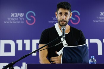 Idan Amedi, uno de los protagonistas de 'Fauda', quien resultó herido durante el conflicto entre Israel y Hamás, luego de recibir el alta del Centro Médico Sheba, en Ramat Gan, Israel, el 25 de enero de 2024 (Foto: REUTERS/Tyrone Siu)