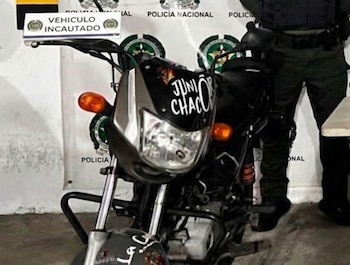 Las autoridades capturaron a siete personas y un menor en un operativo contra la extorsión, incautando $3.980.000, armas y motocicletas utilizadas en cobros ilegales - crédito Junior Chacón/Facebook