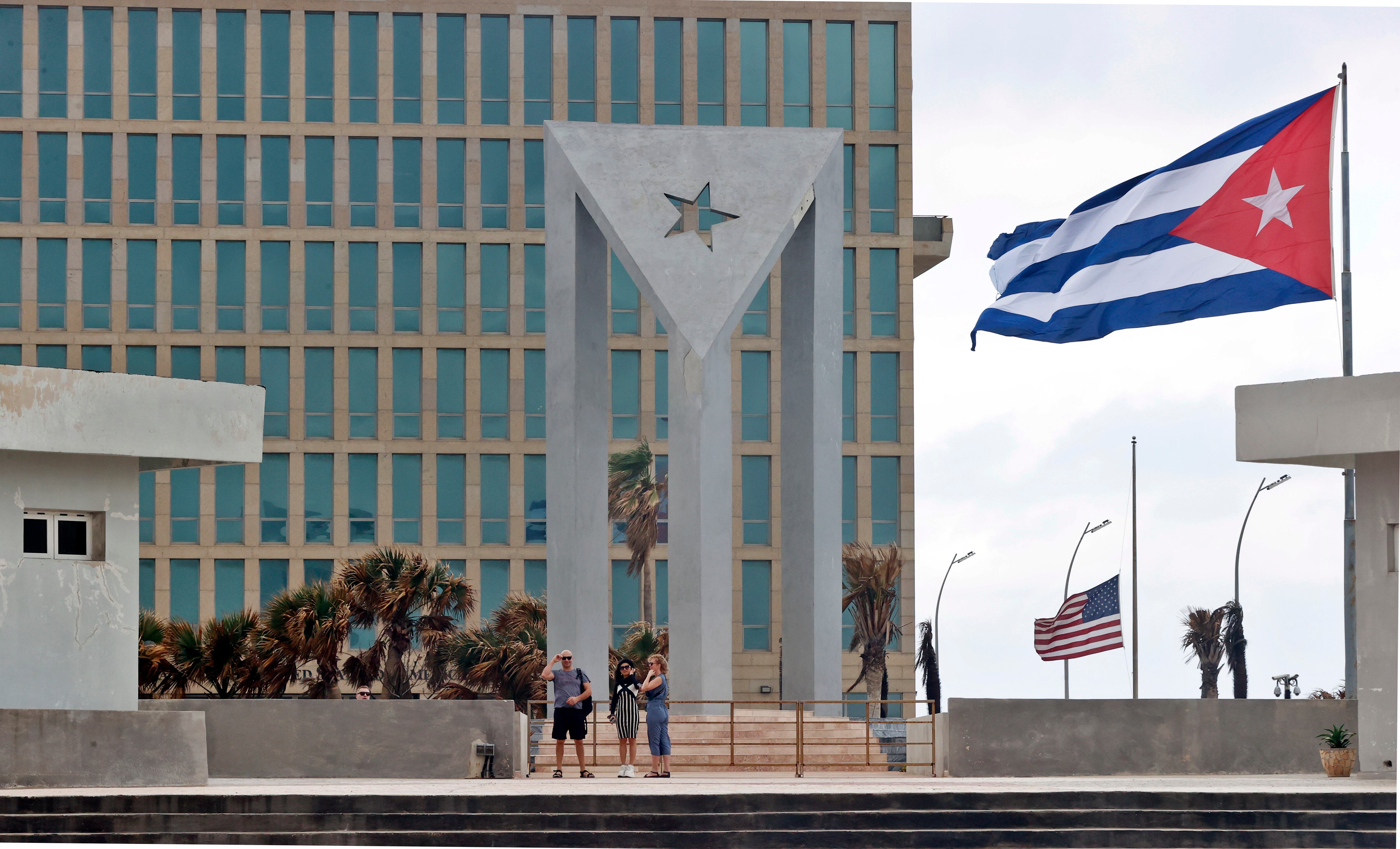 Fotografía de archivo, tomada el pasado 15 de enero, en la que se registra un sector de la fachada principal de la embajada de Estados Unidos en La Habana (Cuba). EFE/Ernesto Mastrascusa