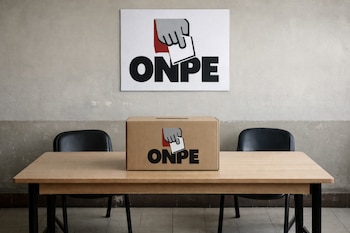 Mesa de votación de madera vacía con dos sillas negras, una urna de cartón con el logo de ONPE, y un póster más grande del logo de ONPE en una pared de concreto gris.