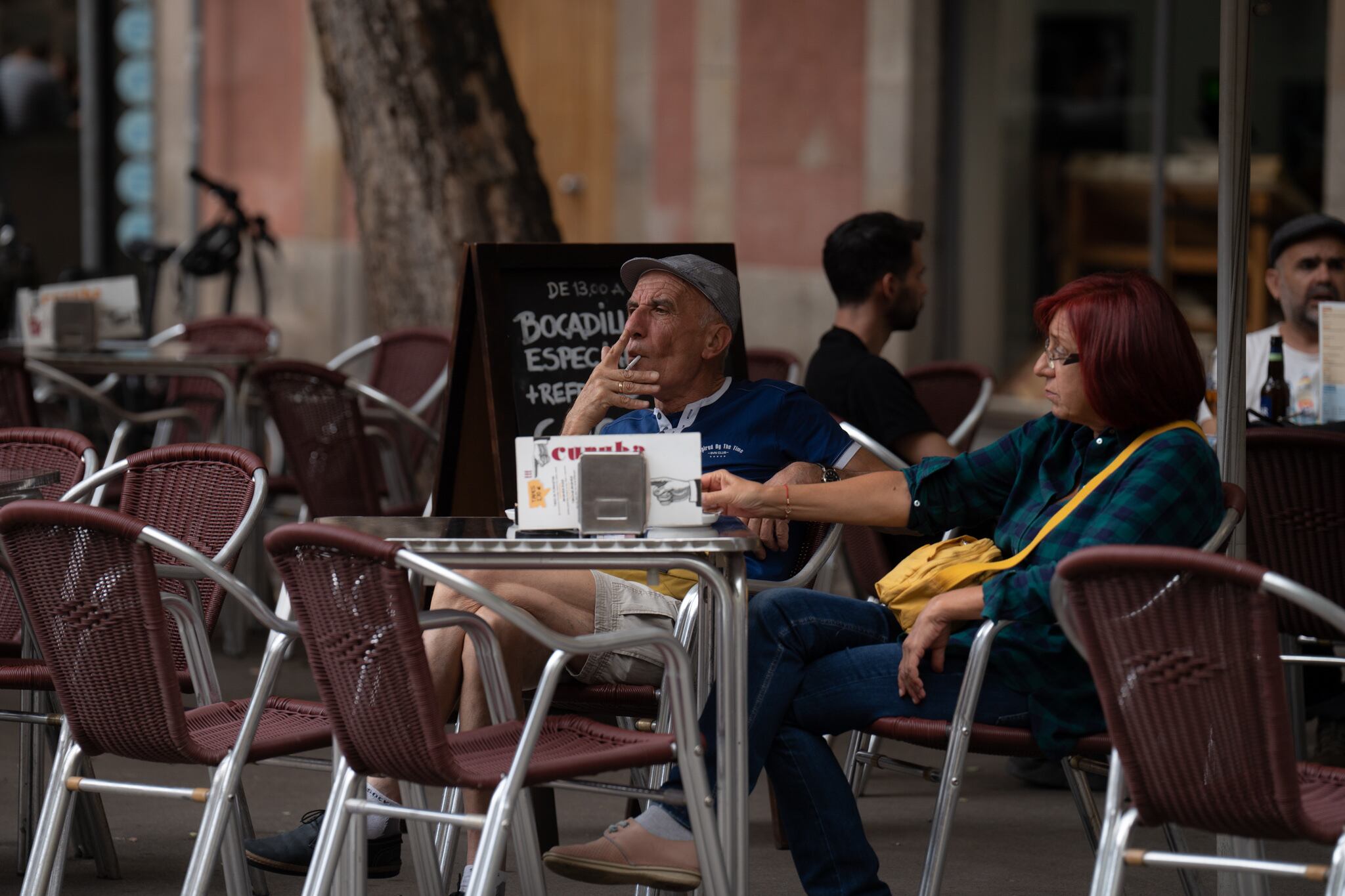 Un hombre fuma en la terraza de un bar en plaza de la Vila de Gràcia en Barcelona. (David Zorraquino/Europa Press)