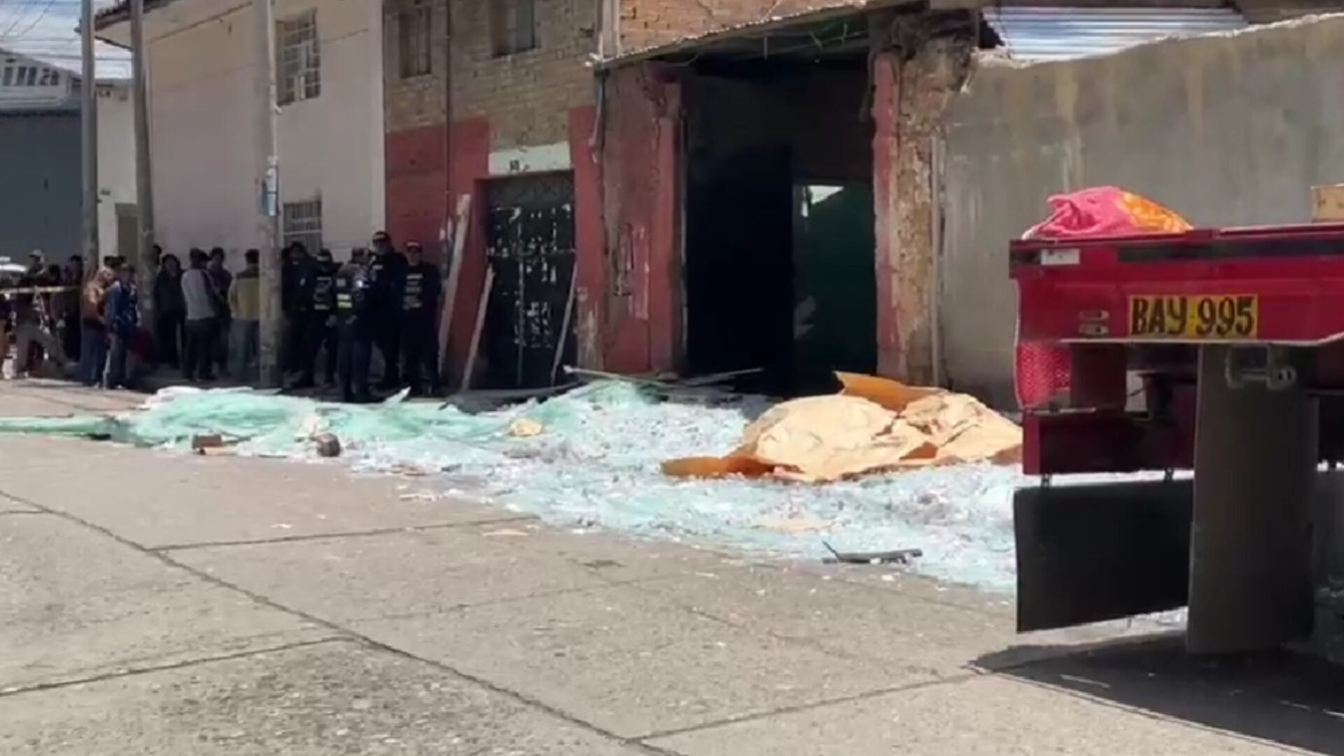 El accidente evidenció la ausencia de protocolos de seguridad y generó alarma entre comerciantes y transeúntes. Foto: Cadena TV Huancayo