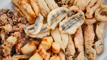 La marisquería de barrio que hace la mejor fritura de Málaga: “La carta incluye marisco y tapas, como boquerones, calamares, pulpo o gambas”