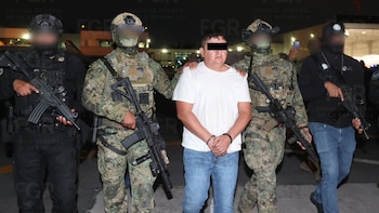 Audias Flores siendo trasladado por elementos de la Secretaría de Marina. Crédito: FGR