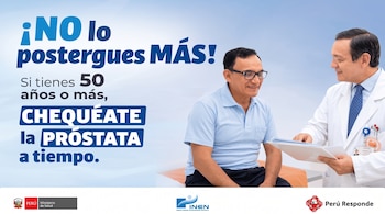 Un médico con bata blanca consulta documentos con un paciente sentado, junto a textos informativos y logotipos institucionales.