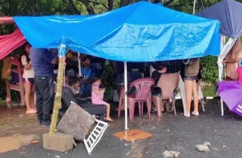 Las carpas, de un plástico grueso, apenas sirven para que los afectados por el terremoto se refugien de las lluvias que en estos últimos días han caído sobre el país. (Esther Rodríguez)