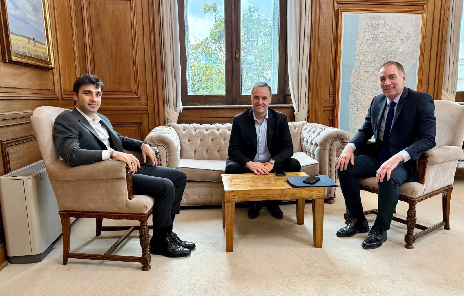 Manuel Adorni, Diego Santilli e Ignacio Torres, en el inicio de reuniones con gobernadores