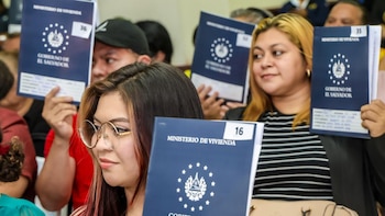 El gobierno salvadoreño entrega 156