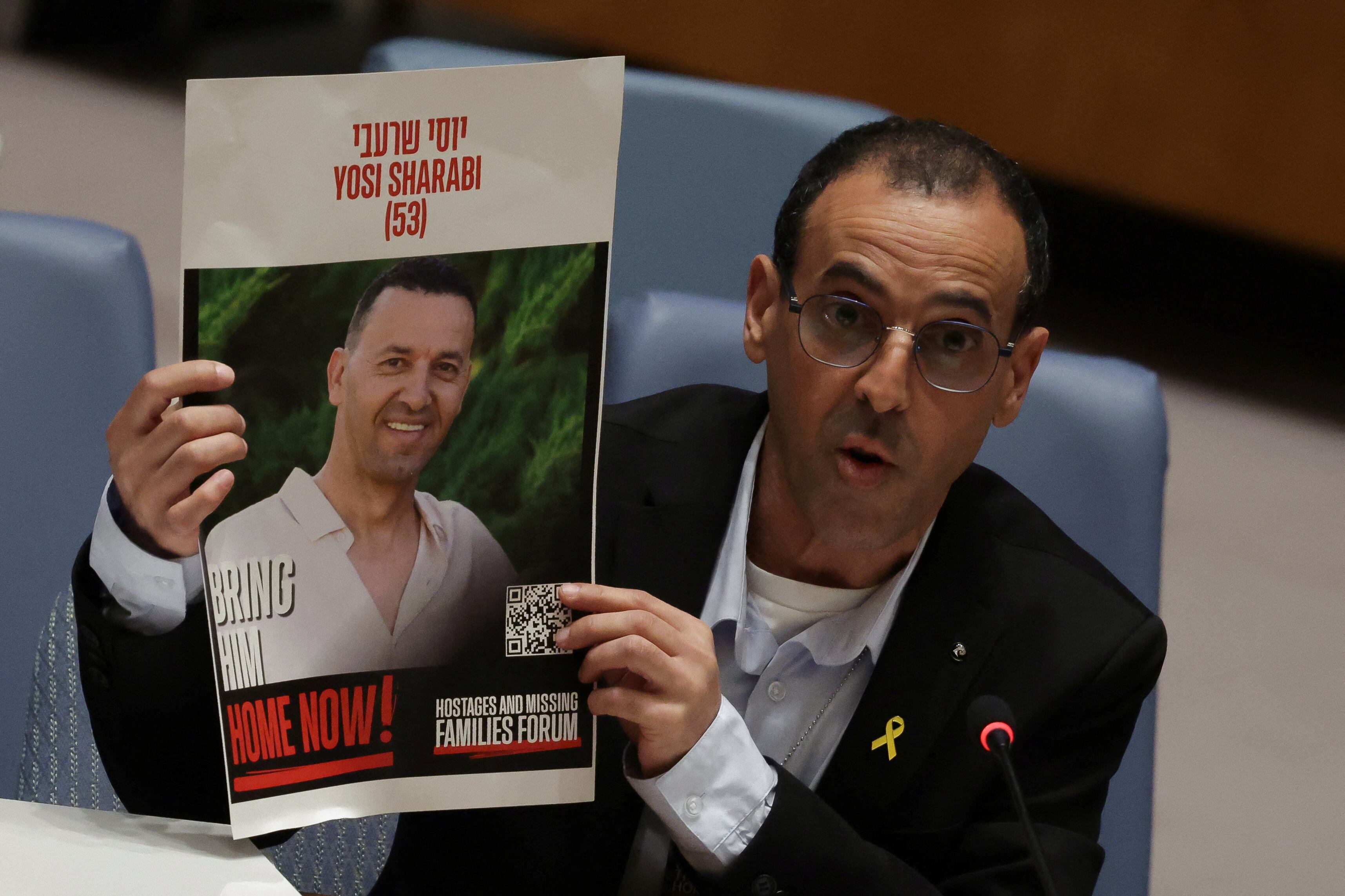 Eli expuso un discurso sosteniendo la fotografía de su difunto hermano Yosi, asesinado por Hamás, mientras se dirigía a una reunión de la ONU (REUTERS)