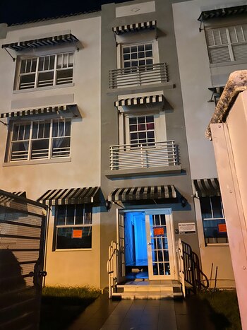 Edificio evacuado en Miami Beach.(@OpyMorales)