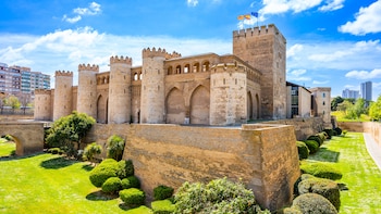 El palacio de la Aljafería, en Zaragoza (Adobe Stock).