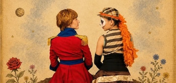 Dos personas de espaldas; una con chaqueta roja y charreteras, la otra con sombrero, antifaz, boa naranja y blusa a rayas. Fondo ilustrado con planeta y flores